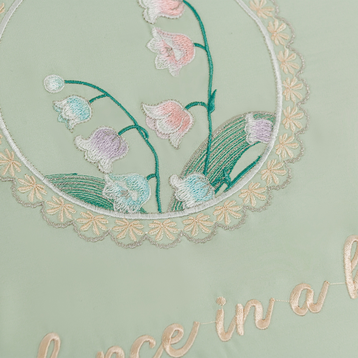 91家纺网 家纺一手货源 找家纺 绒小宣 2025新款13372全棉绣花四件套-轻舞 风铃-青