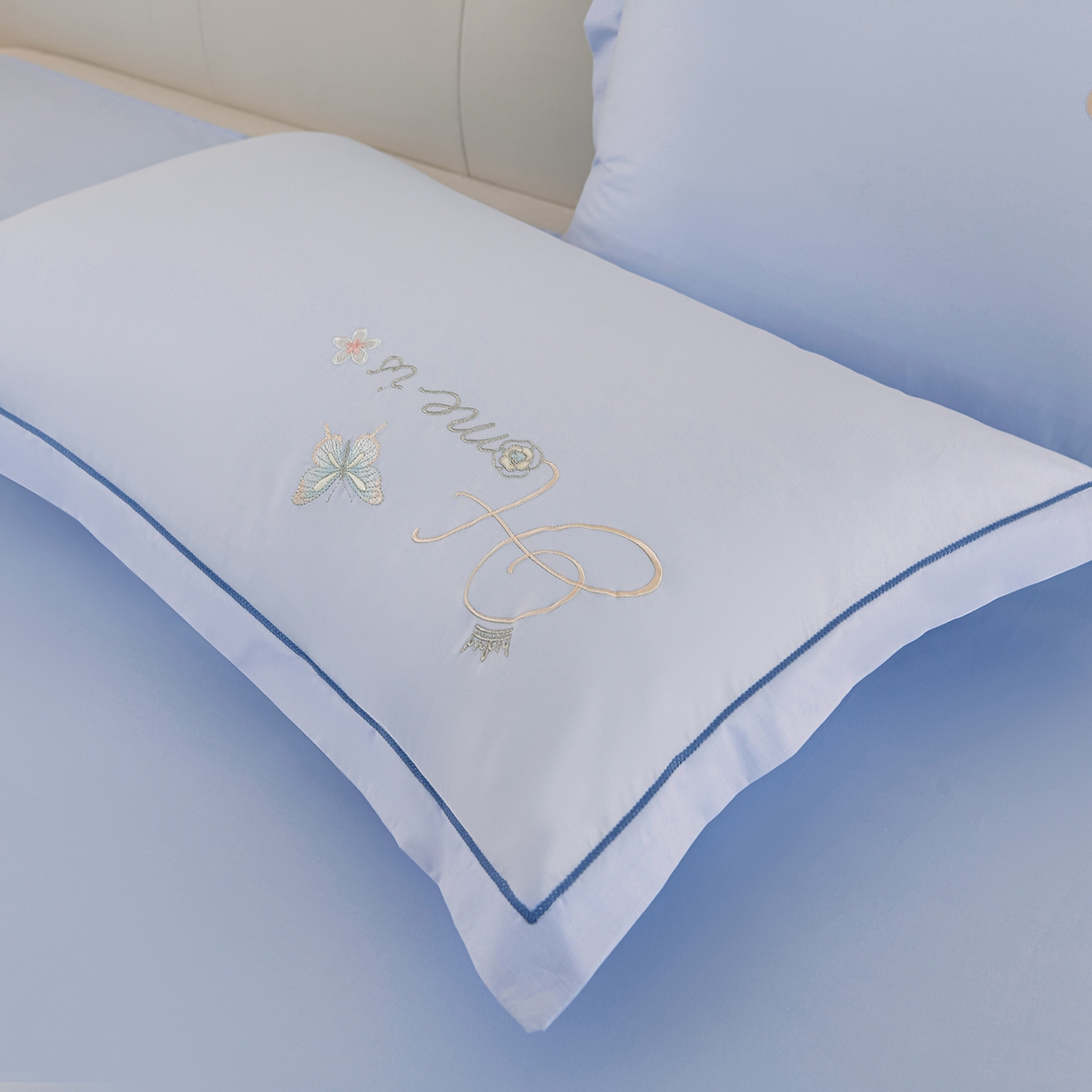 91家纺网 家纺一手货源 找家纺 绒小宣 2025新款13372全棉绣花四件套-轻舞 风铃-蓝