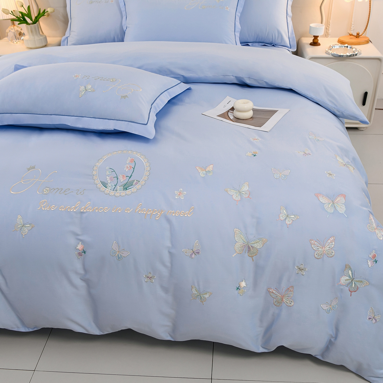 91家纺网 家纺一手货源 找家纺 绒小宣 2025新款13372全棉绣花四件套-轻舞 风铃-蓝