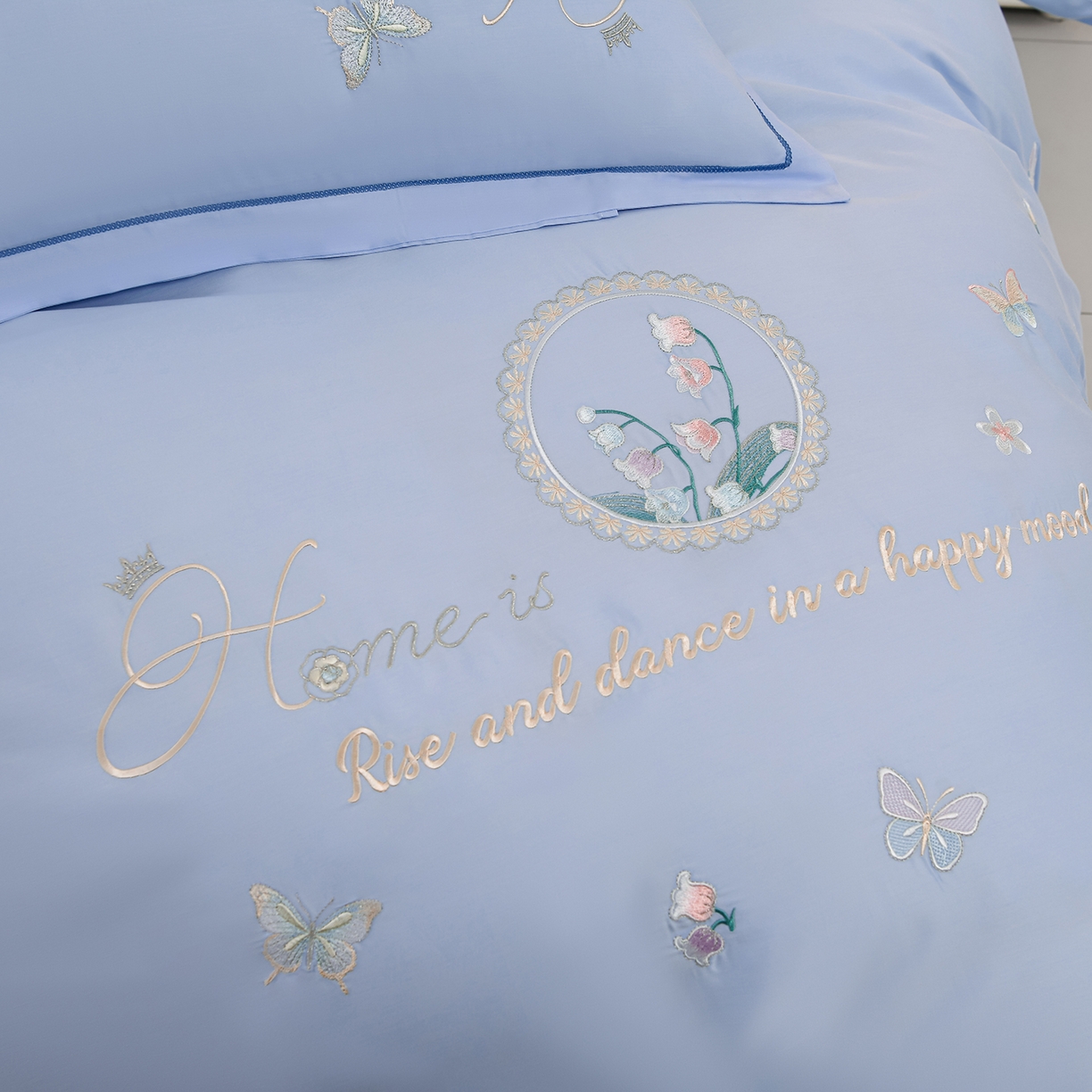 91家纺网 家纺一手货源 找家纺 绒小宣 2025新款13372全棉绣花四件套-轻舞 风铃-蓝