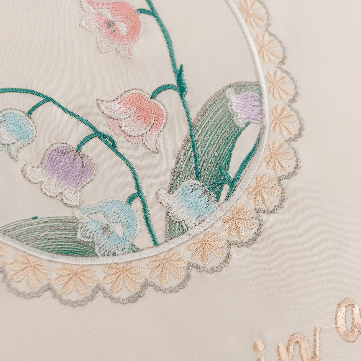 91家纺网 家纺一手货源 找家纺 绒小宣 2025新款13372全棉绣花四件套-轻舞 风铃-白紫