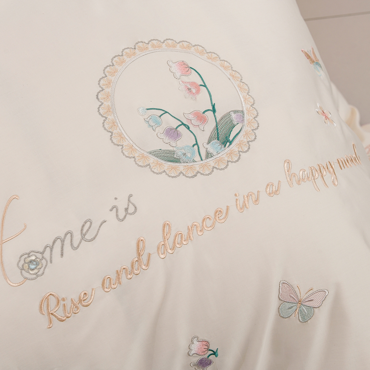 91家纺网 家纺一手货源 找家纺 绒小宣 2025新款13372全棉绣花四件套-轻舞 风铃-白紫