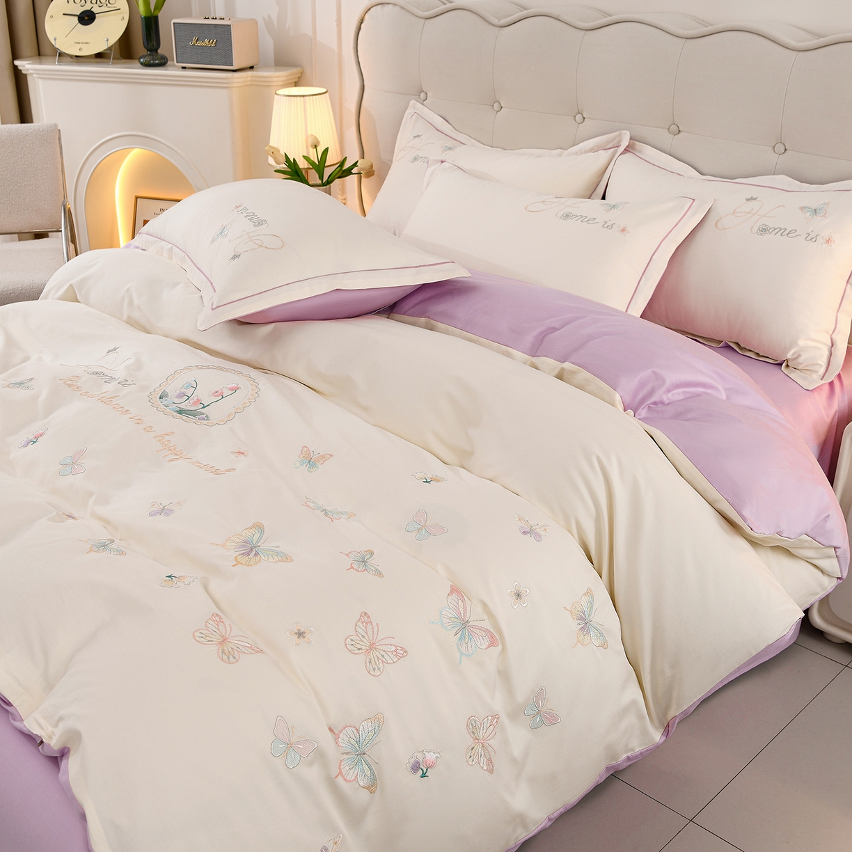 91家纺网 家纺一手货源 找家纺 绒小宣 2025新款13372全棉绣花四件套-轻舞 风铃-白紫