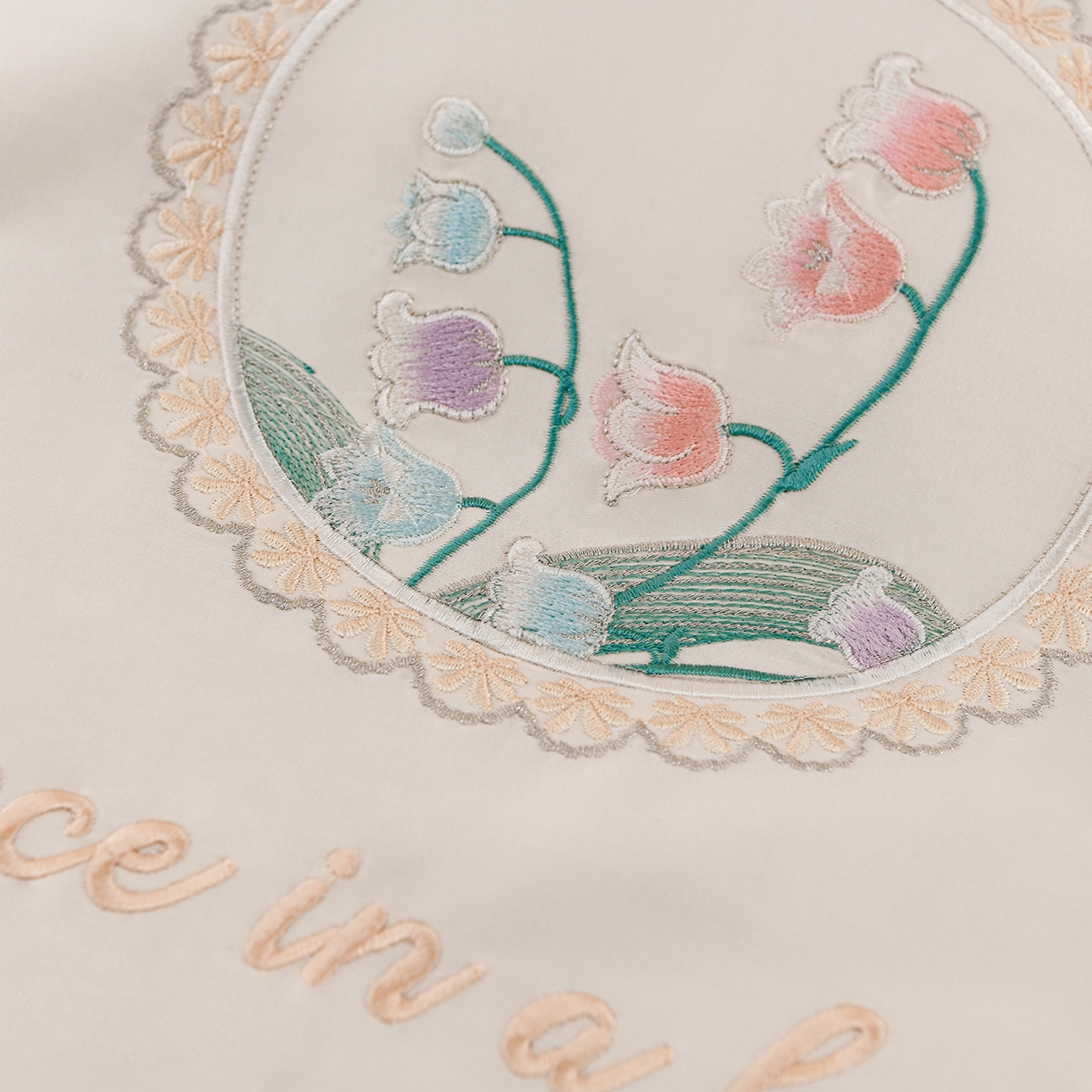 91家纺网 家纺一手货源 找家纺 绒小宣 2025新款13372全棉绣花四件套-轻舞 风铃-白紫