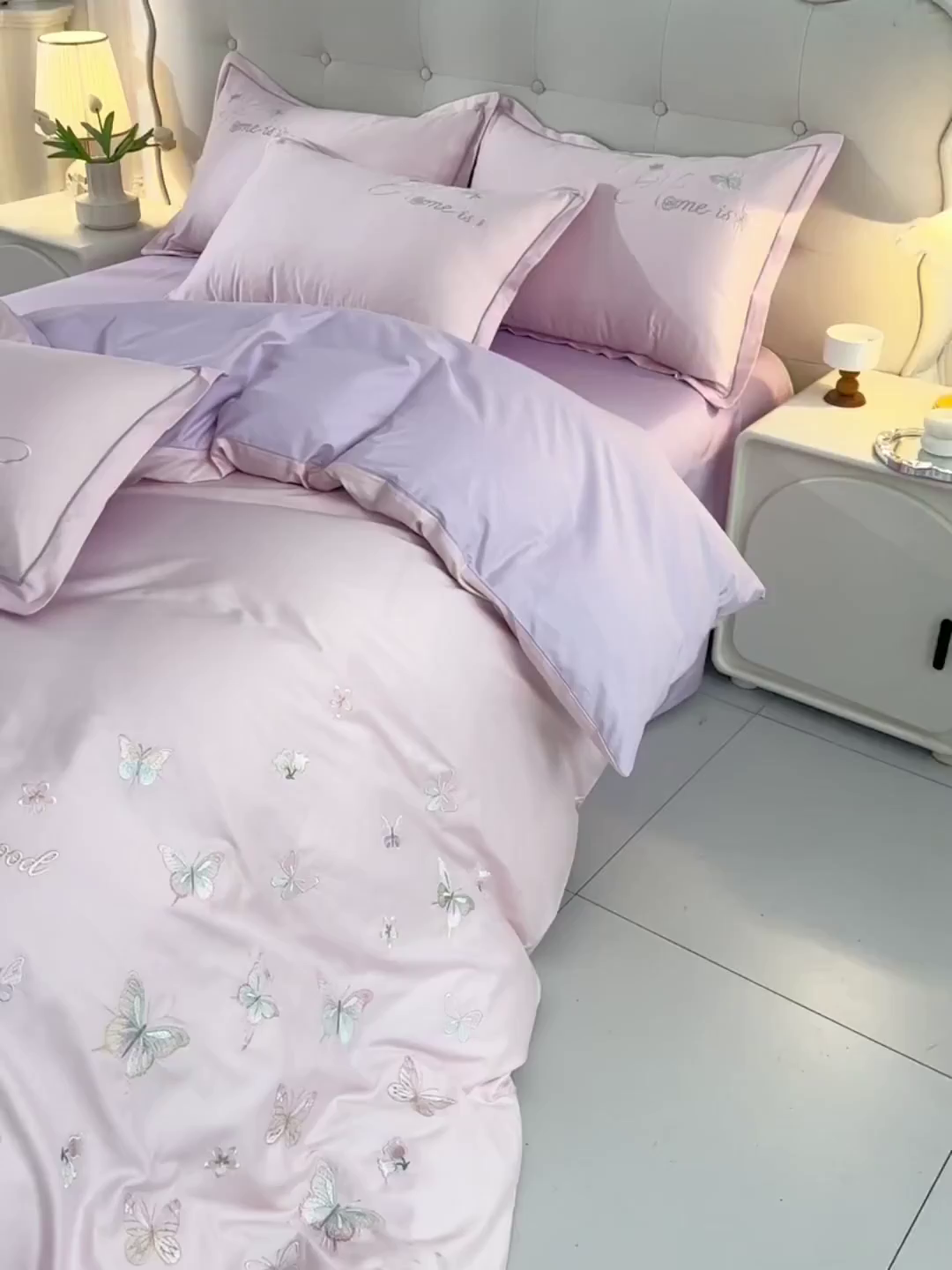 91家纺网 家纺一手货源 找家纺 绒小宣 2025新款13372全棉绣花四件套-轻舞 风铃-粉紫