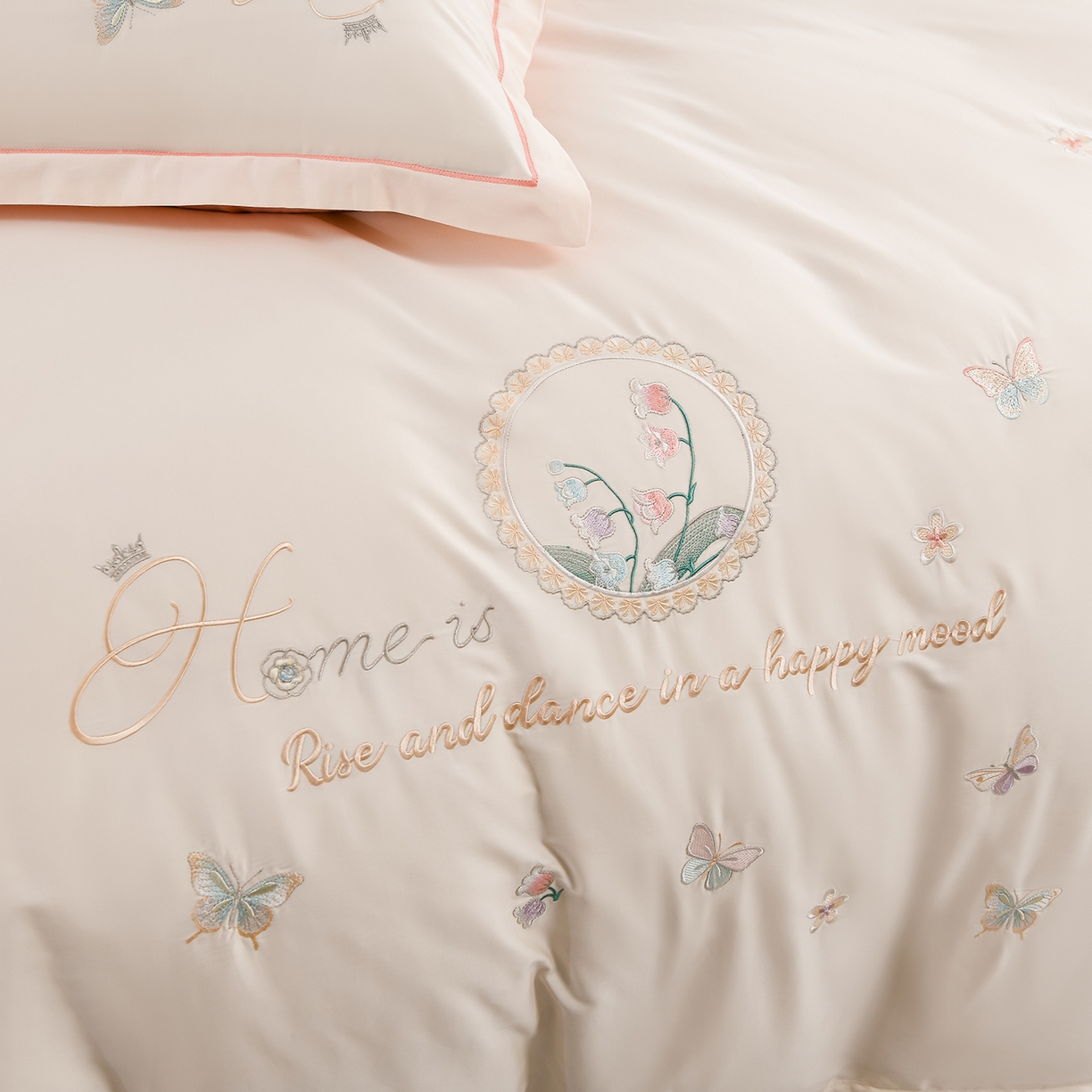 91家纺网 家纺一手货源 找家纺 绒小宣 2025新款13372全棉绣花四件套-轻舞 风铃-轻白