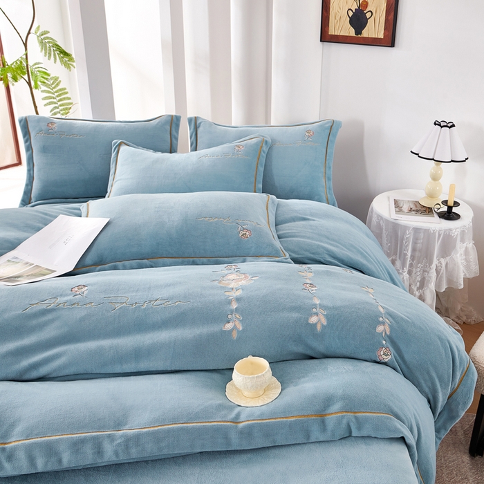 91家纺网 家纺一手货源 找家纺 （总）慕克斯家纺 2025新款高克重全工艺牛奶绒宽边刺绣四件套卡希尔系列