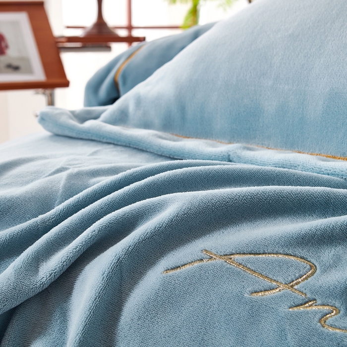 91家纺网 家纺一手货源 找家纺 （总）慕克斯家纺 2025新款高克重全工艺牛奶绒宽边刺绣四件套卡希尔系列