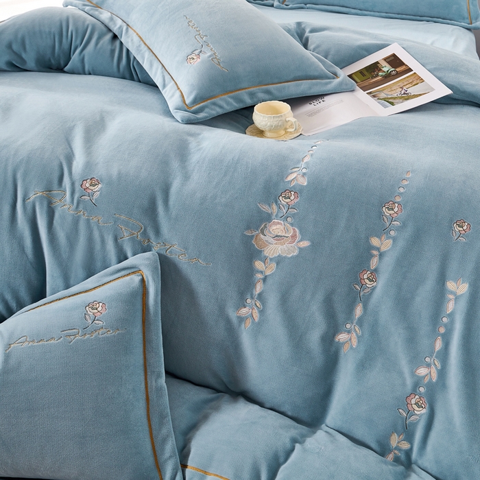 91家纺网 家纺一手货源 找家纺 （总）慕克斯家纺 2025新款高克重全工艺牛奶绒宽边刺绣四件套卡希尔系列