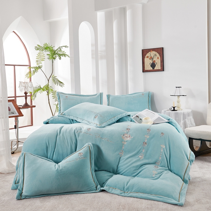 91家纺网 家纺一手货源 找家纺 （总）慕克斯家纺 2025新款高克重全工艺牛奶绒宽边刺绣四件套卡希尔系列