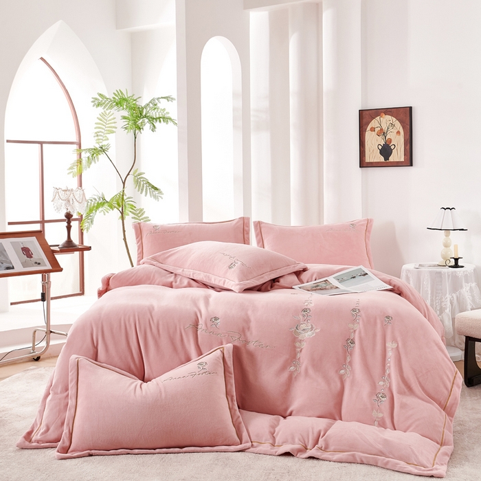 91家纺网 家纺一手货源 找家纺 （总）慕克斯家纺 2025新款高克重全工艺牛奶绒宽边刺绣四件套卡希尔系列