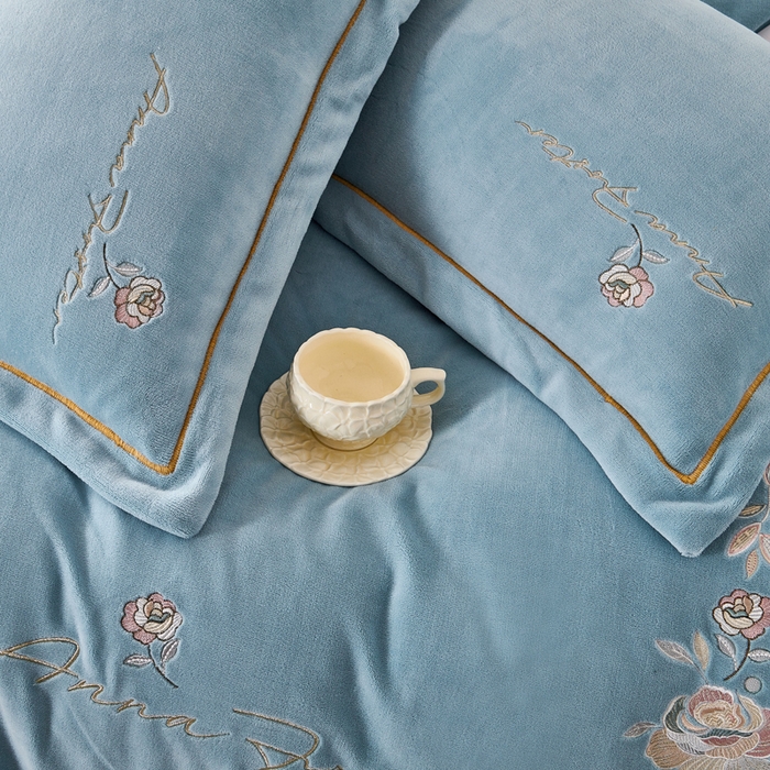 91家纺网 家纺一手货源 找家纺 慕克斯家纺 2025新款高克重全工艺牛奶绒宽边刺绣四件套卡希尔系列 卡希尔-冰雪蓝