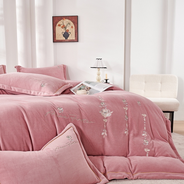 91家纺网 家纺一手货源 找家纺 慕克斯家纺 2025新款高克重全工艺牛奶绒宽边刺绣四件套卡希尔系列 卡希尔-豆沙粉