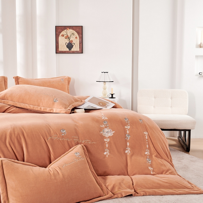 91家纺网 家纺一手货源 找家纺 慕克斯家纺 2025新款高克重全工艺牛奶绒宽边刺绣四件套卡希尔系列 卡希尔-桔黄