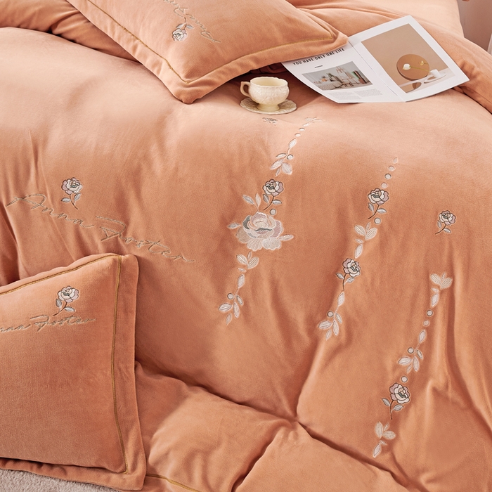 91家纺网 家纺一手货源 找家纺 慕克斯家纺 2025新款高克重全工艺牛奶绒宽边刺绣四件套卡希尔系列 卡希尔-桔黄