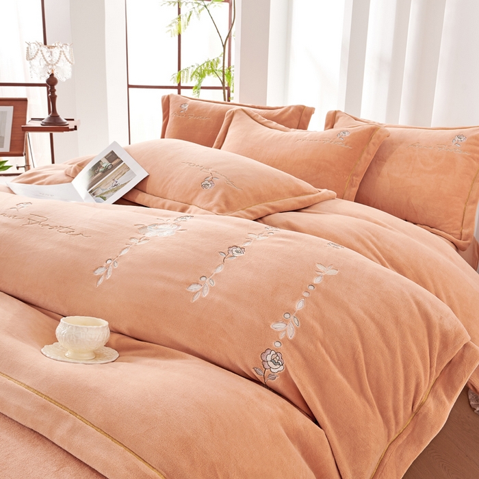 91家纺网 家纺一手货源 找家纺 慕克斯家纺 2025新款高克重全工艺牛奶绒宽边刺绣四件套卡希尔系列 卡希尔-桔黄