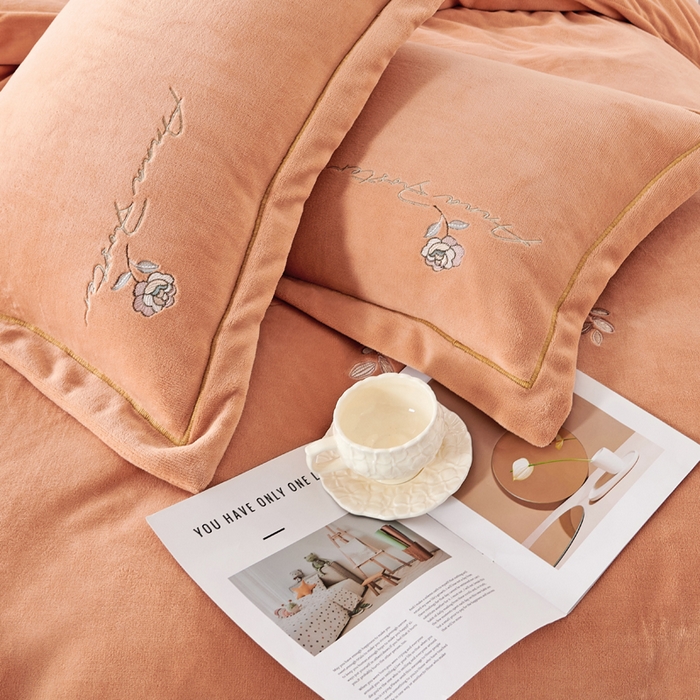 91家纺网 家纺一手货源 找家纺 慕克斯家纺 2025新款高克重全工艺牛奶绒宽边刺绣四件套卡希尔系列 卡希尔-桔黄