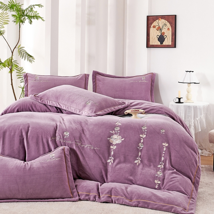 91家纺网 家纺一手货源 找家纺 慕克斯家纺 2025新款高克重全工艺牛奶绒宽边刺绣四件套卡希尔系列 卡希尔-魅力紫