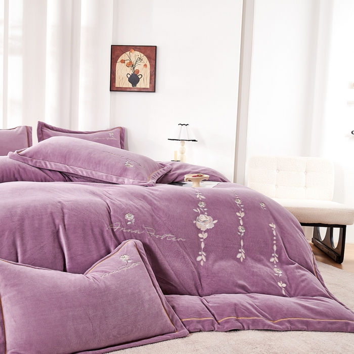 91家纺网 家纺一手货源 找家纺 慕克斯家纺 2025新款高克重全工艺牛奶绒宽边刺绣四件套卡希尔系列 卡希尔-魅力紫