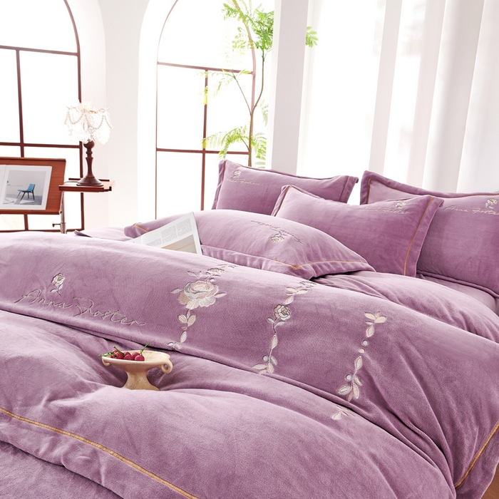 91家纺网 家纺一手货源 找家纺 慕克斯家纺 2025新款高克重全工艺牛奶绒宽边刺绣四件套卡希尔系列 卡希尔-魅力紫