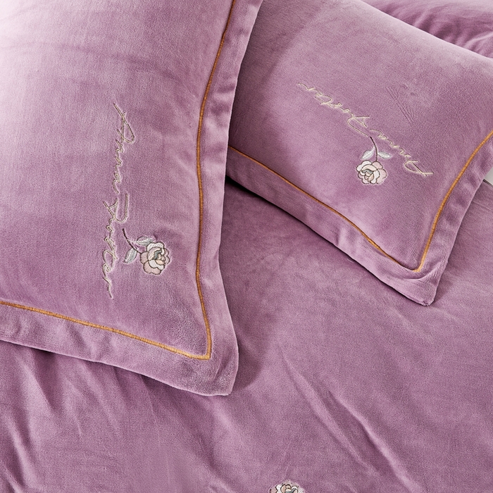 91家纺网 家纺一手货源 找家纺 慕克斯家纺 2025新款高克重全工艺牛奶绒宽边刺绣四件套卡希尔系列 卡希尔-魅力紫