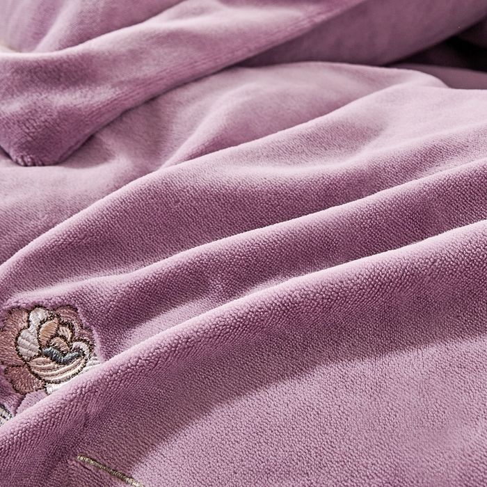 91家纺网 家纺一手货源 找家纺 慕克斯家纺 2025新款高克重全工艺牛奶绒宽边刺绣四件套卡希尔系列 卡希尔-魅力紫