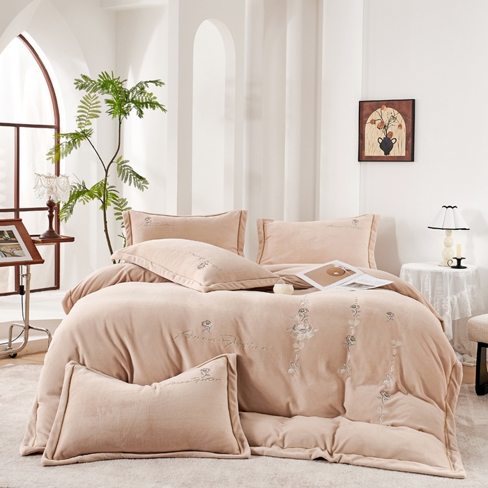 慕克斯家纺 2025新款高克重全工艺牛奶绒宽边刺绣四件套卡希尔系列 卡希尔-浅咖