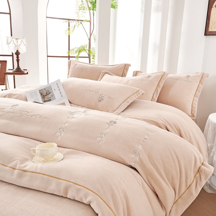 91家纺网 家纺一手货源 找家纺 慕克斯家纺 2025新款高克重全工艺牛奶绒宽边刺绣四件套卡希尔系列 卡希尔-浅咖