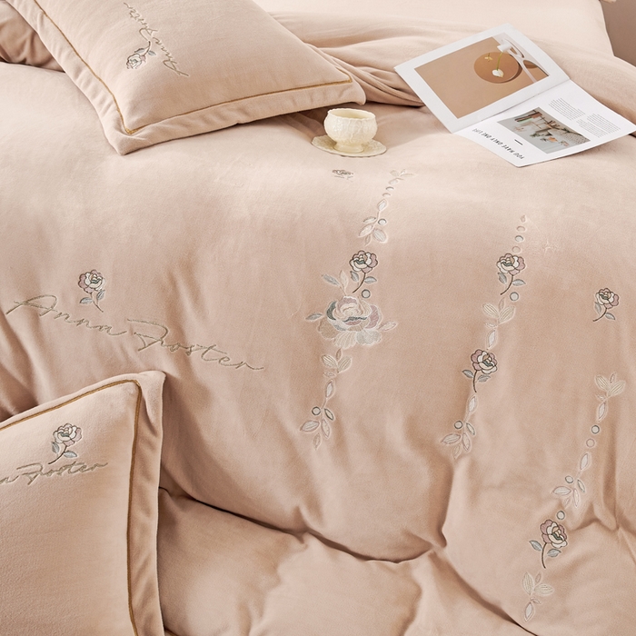 91家纺网 家纺一手货源 找家纺 慕克斯家纺 2025新款高克重全工艺牛奶绒宽边刺绣四件套卡希尔系列 卡希尔-浅咖