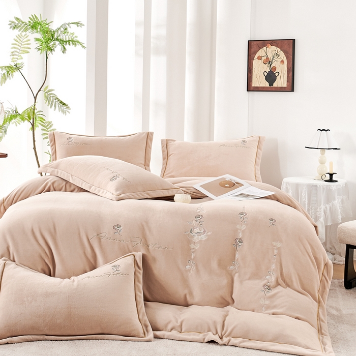 91家纺网 家纺一手货源 找家纺 慕克斯家纺 2025新款高克重全工艺牛奶绒宽边刺绣四件套卡希尔系列 卡希尔-浅咖