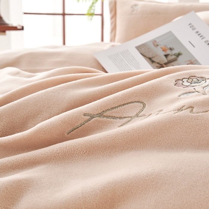 91家纺网 家纺一手货源 找家纺 慕克斯家纺 2025新款高克重全工艺牛奶绒宽边刺绣四件套卡希尔系列 卡希尔-浅咖