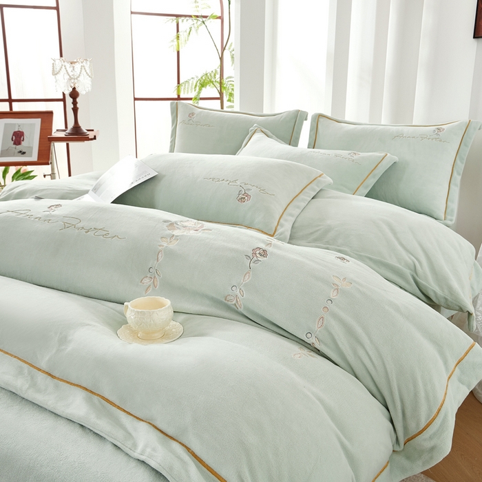 91家纺网 家纺一手货源 找家纺 慕克斯家纺 2025新款高克重全工艺牛奶绒宽边刺绣四件套卡希尔系列 卡希尔-浅绿