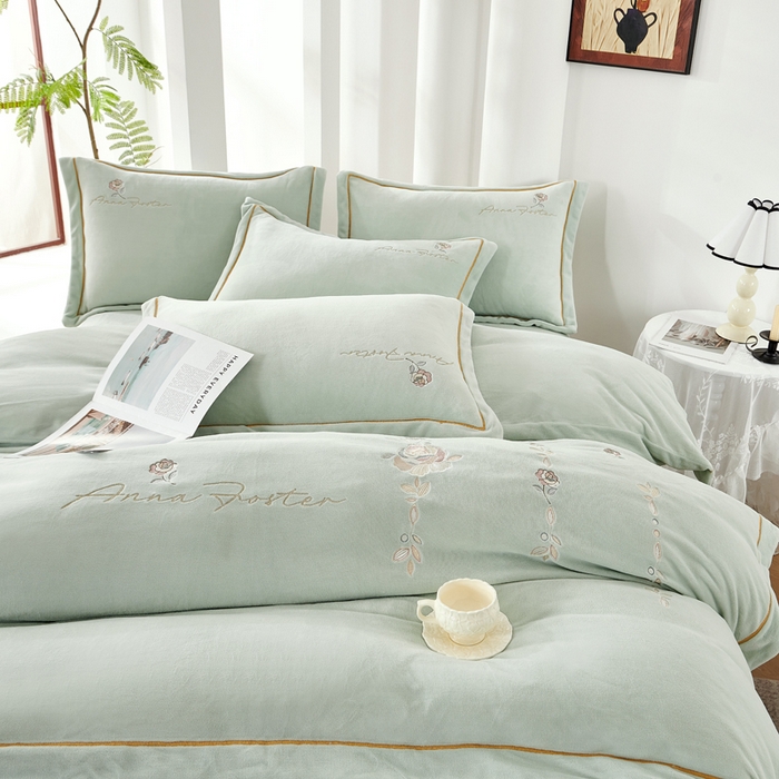 91家纺网 家纺一手货源 找家纺 慕克斯家纺 2025新款高克重全工艺牛奶绒宽边刺绣四件套卡希尔系列 卡希尔-浅绿