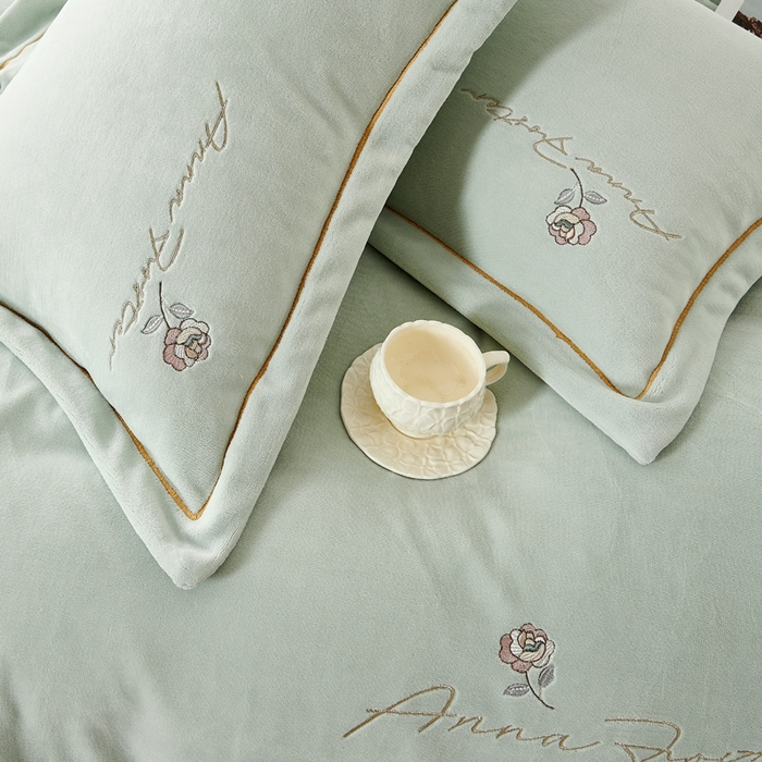 91家纺网 家纺一手货源 找家纺 慕克斯家纺 2025新款高克重全工艺牛奶绒宽边刺绣四件套卡希尔系列 卡希尔-浅绿