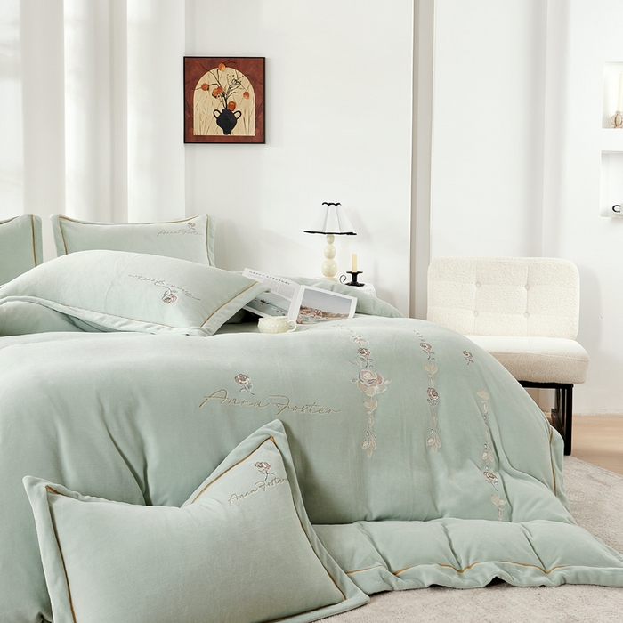 91家纺网 家纺一手货源 找家纺 慕克斯家纺 2025新款高克重全工艺牛奶绒宽边刺绣四件套卡希尔系列 卡希尔-浅绿