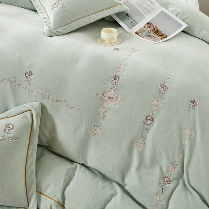 91家纺网 家纺一手货源 找家纺 慕克斯家纺 2025新款高克重全工艺牛奶绒宽边刺绣四件套卡希尔系列 卡希尔-浅绿