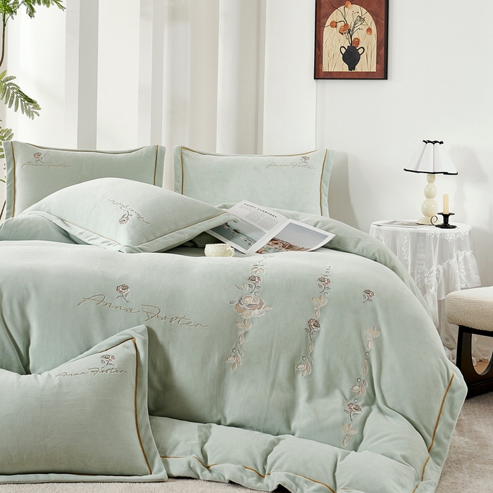 91家纺网 家纺一手货源 找家纺 慕克斯家纺 2025新款高克重全工艺牛奶绒宽边刺绣四件套卡希尔系列 卡希尔-浅绿