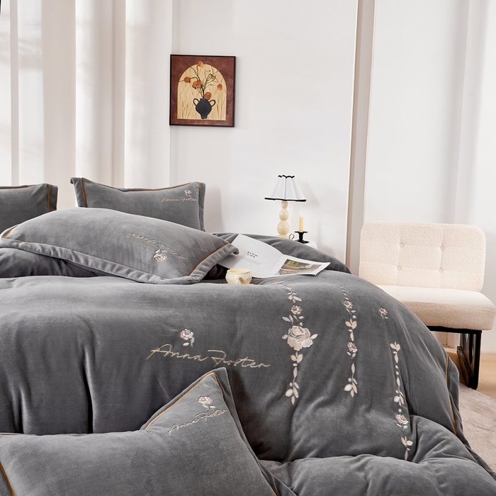 91家纺网 家纺一手货源 找家纺 慕克斯家纺 2025新款高克重全工艺牛奶绒宽边刺绣四件套卡希尔系列 卡希尔-深灰