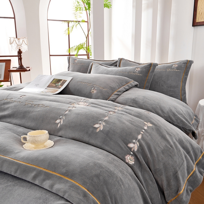 91家纺网 家纺一手货源 找家纺 慕克斯家纺 2025新款高克重全工艺牛奶绒宽边刺绣四件套卡希尔系列 卡希尔-深灰