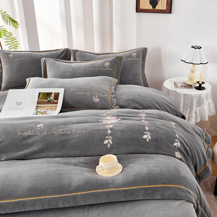 91家纺网 家纺一手货源 找家纺 慕克斯家纺 2025新款高克重全工艺牛奶绒宽边刺绣四件套卡希尔系列 卡希尔-深灰