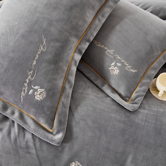 91家纺网 家纺一手货源 找家纺 慕克斯家纺 2025新款高克重全工艺牛奶绒宽边刺绣四件套卡希尔系列 卡希尔-深灰