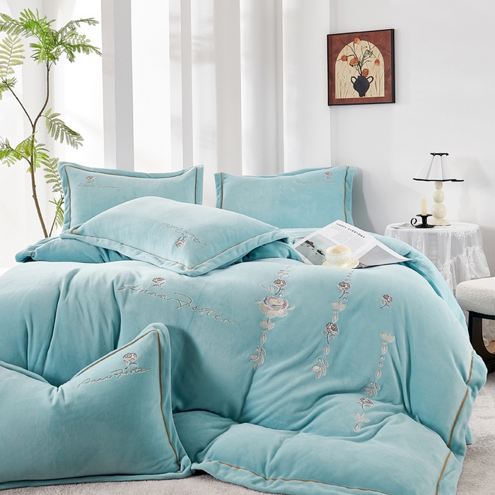 91家纺网 家纺一手货源 找家纺 慕克斯家纺 2025新款高克重全工艺牛奶绒宽边刺绣四件套卡希尔系列 卡希尔-水蓝