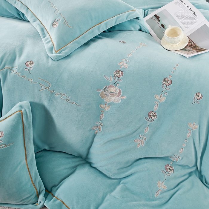 91家纺网 家纺一手货源 找家纺 慕克斯家纺 2025新款高克重全工艺牛奶绒宽边刺绣四件套卡希尔系列 卡希尔-水蓝