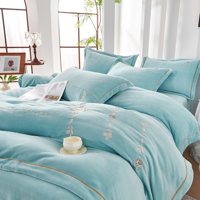 91家纺网 家纺一手货源 找家纺 慕克斯家纺 2025新款高克重全工艺牛奶绒宽边刺绣四件套卡希尔系列 卡希尔-水蓝