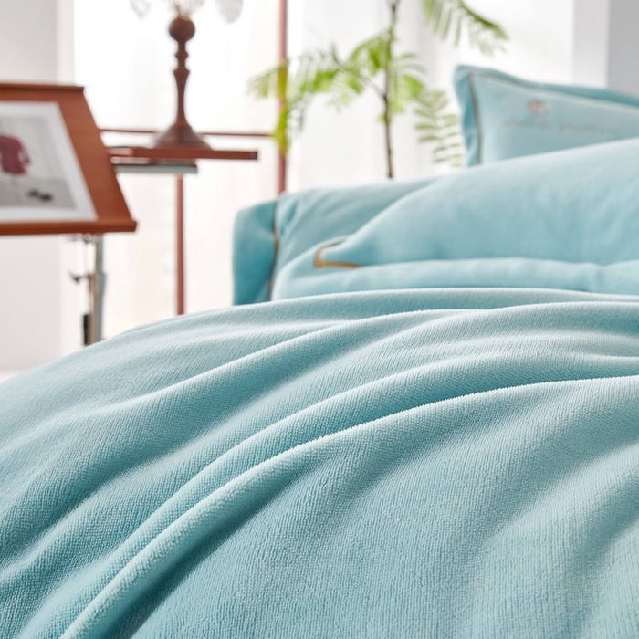 91家纺网 家纺一手货源 找家纺 慕克斯家纺 2025新款高克重全工艺牛奶绒宽边刺绣四件套卡希尔系列 卡希尔-水蓝