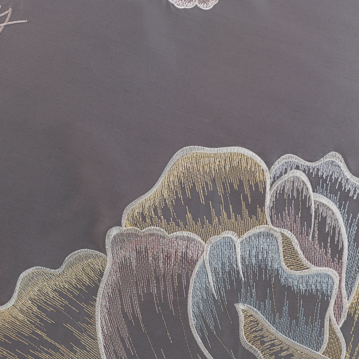 91家纺网 家纺一手货源 找家纺 绒小宣 2025新款13372全棉绣花四件套-牡丹佳人 华尔兹-灰