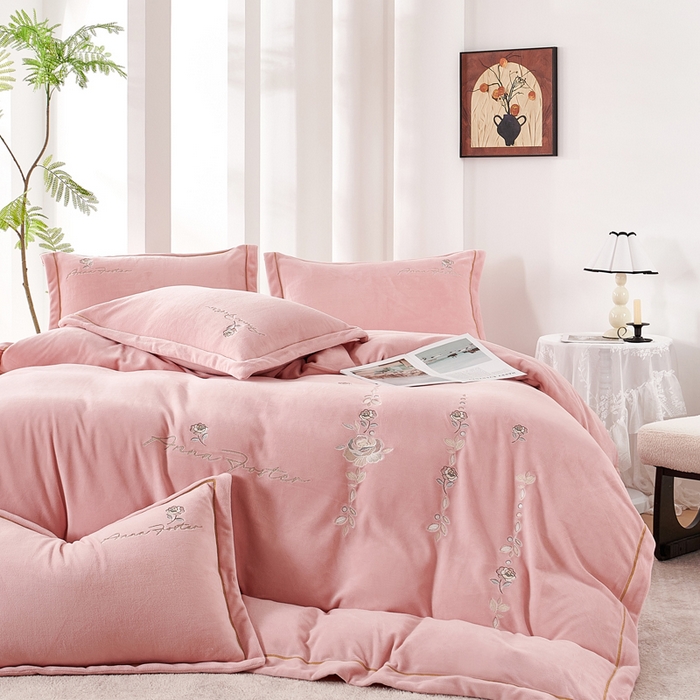 91家纺网 家纺一手货源 找家纺 慕克斯家纺 2025新款高克重全工艺牛奶绒宽边刺绣四件套卡希尔系列 卡希尔-桃粉