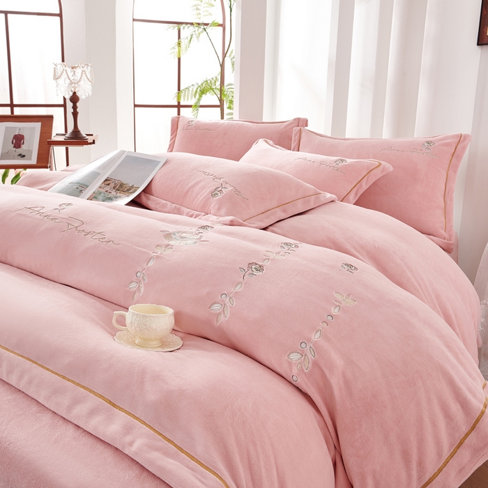 91家纺网 家纺一手货源 找家纺 慕克斯家纺 2025新款高克重全工艺牛奶绒宽边刺绣四件套卡希尔系列 卡希尔-桃粉