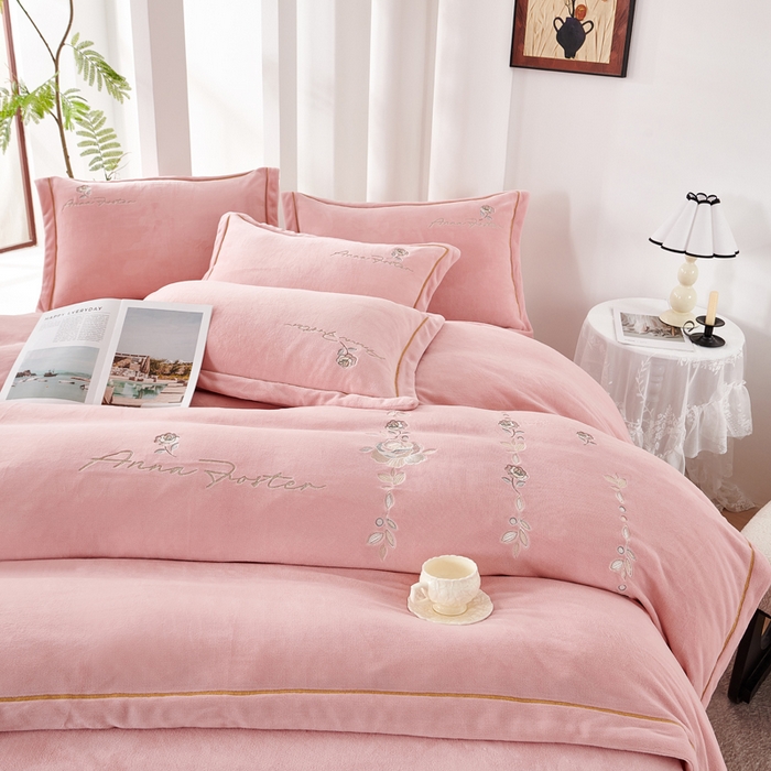 91家纺网 家纺一手货源 找家纺 慕克斯家纺 2025新款高克重全工艺牛奶绒宽边刺绣四件套卡希尔系列 卡希尔-桃粉