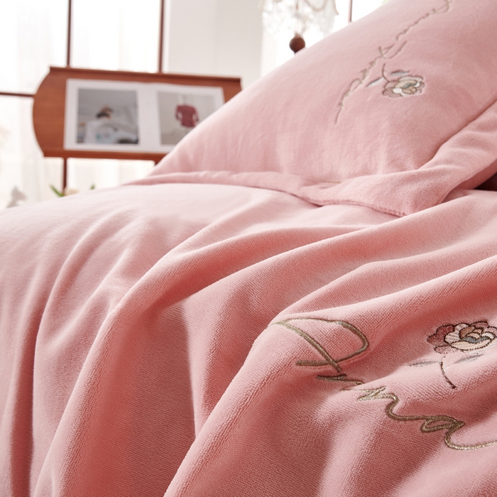 91家纺网 家纺一手货源 找家纺 慕克斯家纺 2025新款高克重全工艺牛奶绒宽边刺绣四件套卡希尔系列 卡希尔-桃粉